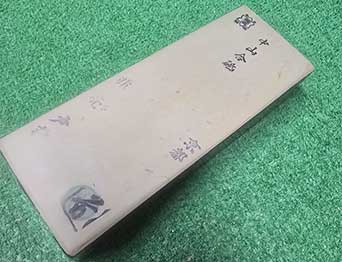天然砥石で刃物を研ぐ様子